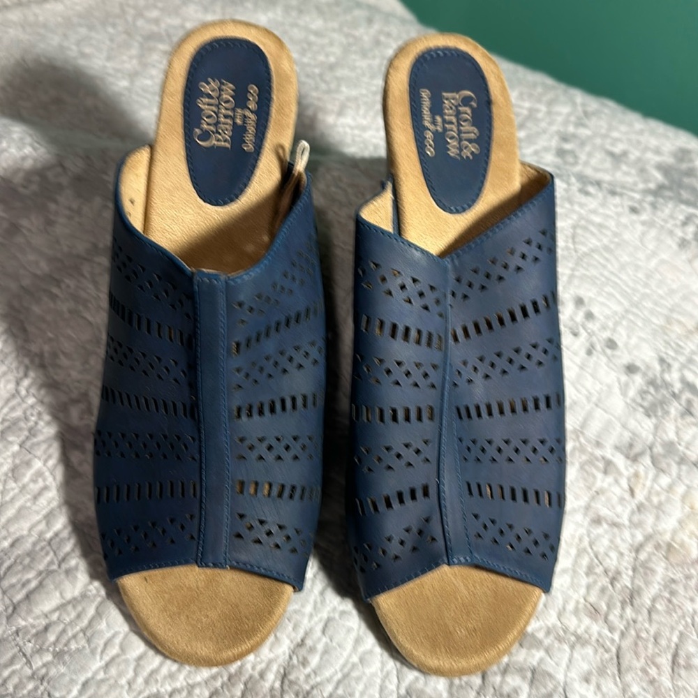 Women’s Croft and barrow navy wedge no size shown they are either 8.5 or 9.